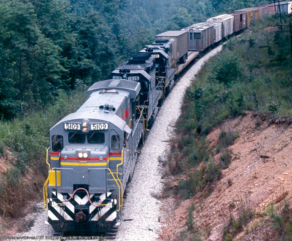 Seaboard Coast Line B23-7 #5109 heads north for Frisco's East Thomas Yard at Birmingham with interchange train #334 